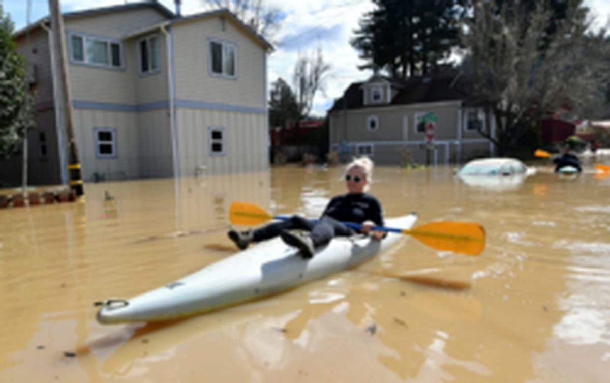 عکس: کایاک سواری در خیابانهای کالیفرنیا