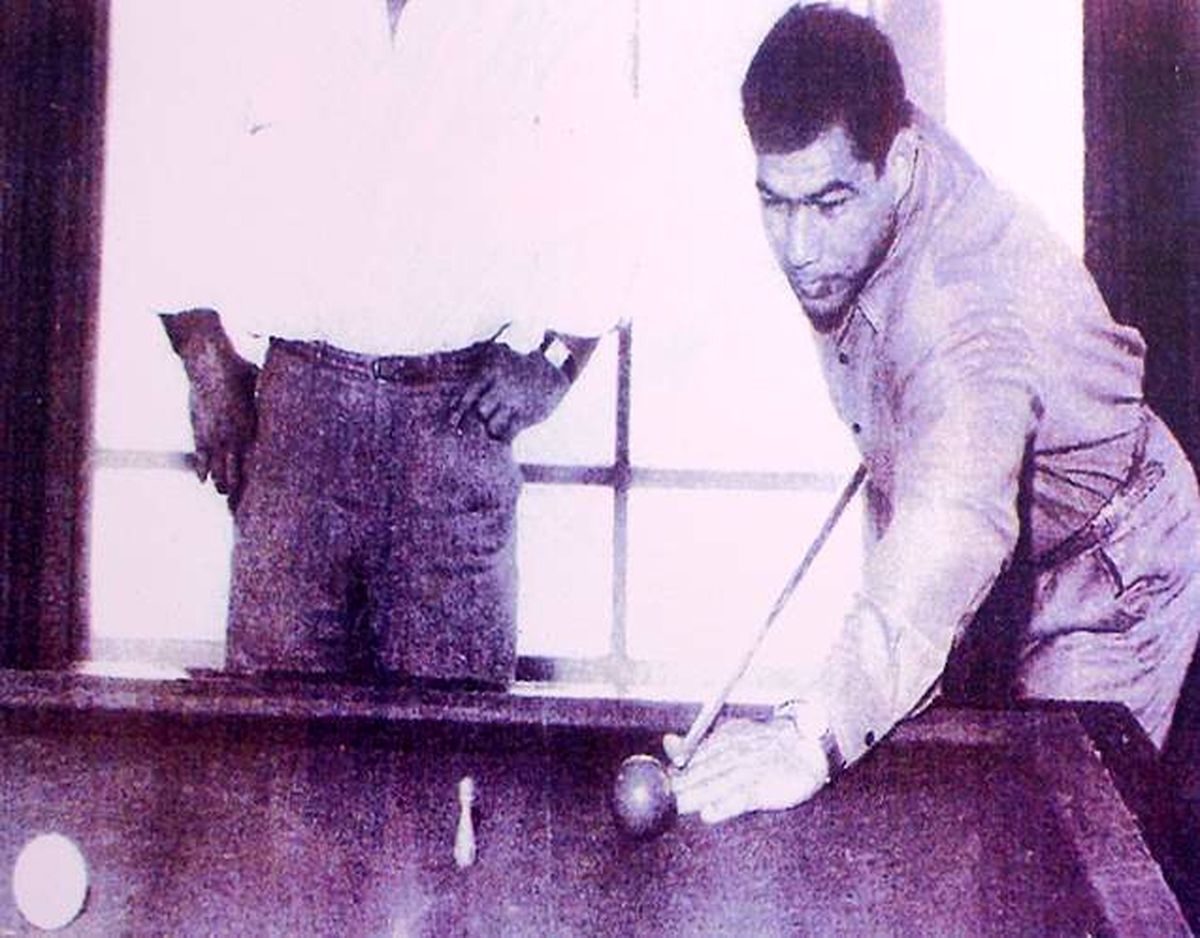 غلامرضا تختی حین بازی بیلیارد / عکس