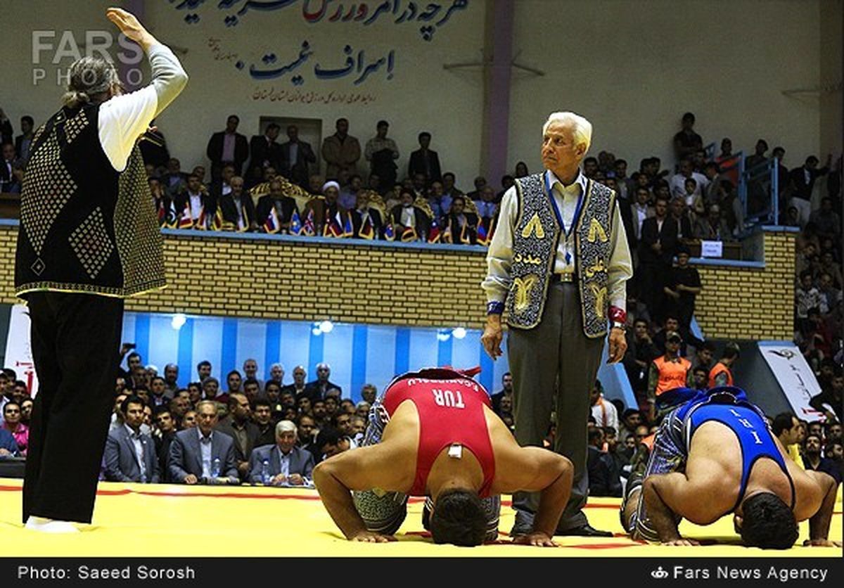 عکس/سجده شکر کشتی گیران ایرانی
