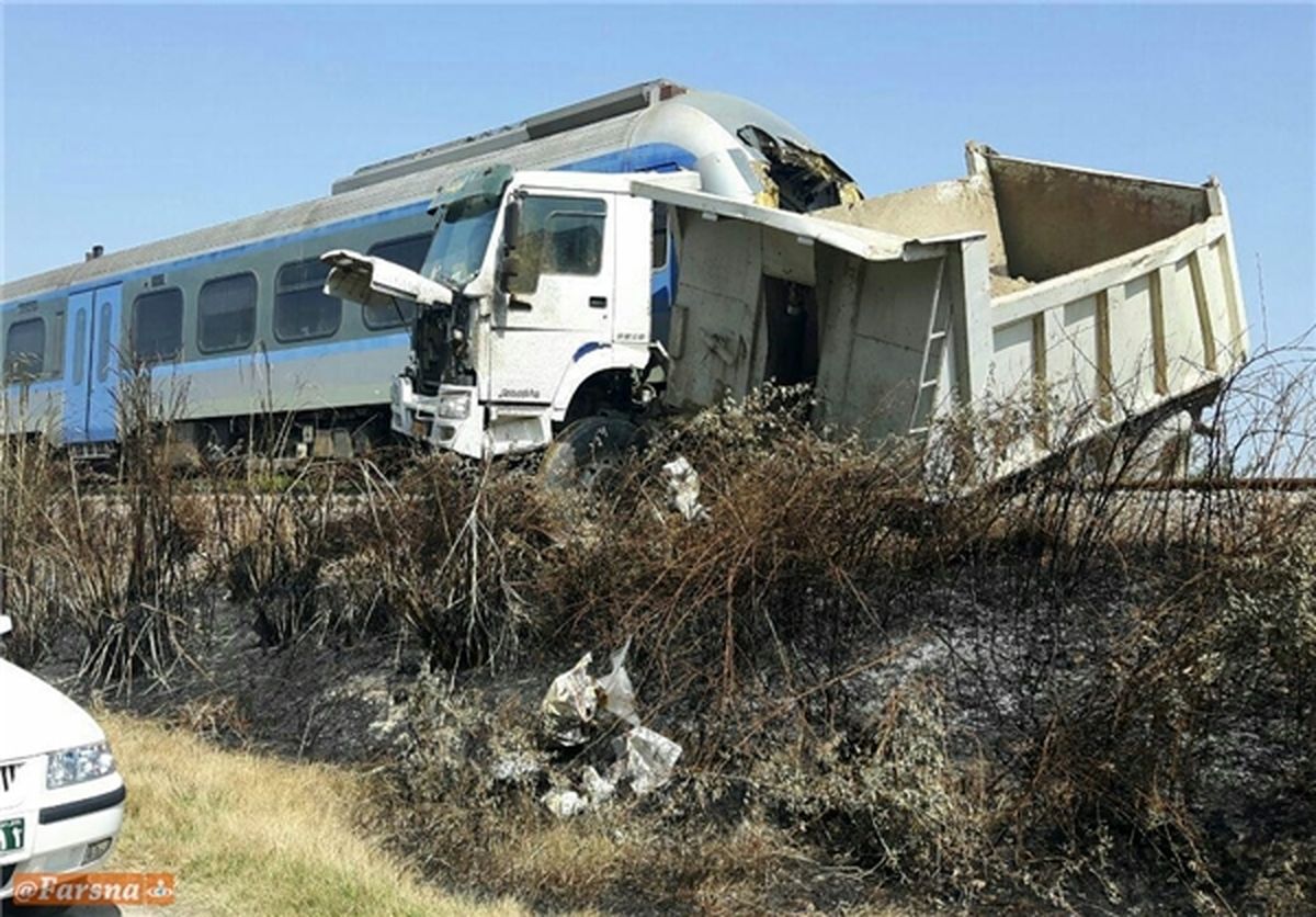 برخورد قطار و کامیون در گلوگاه +تصاویر