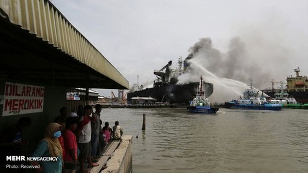 تصاویر: آتش سوزی در کشتی نفتکش اندونزی