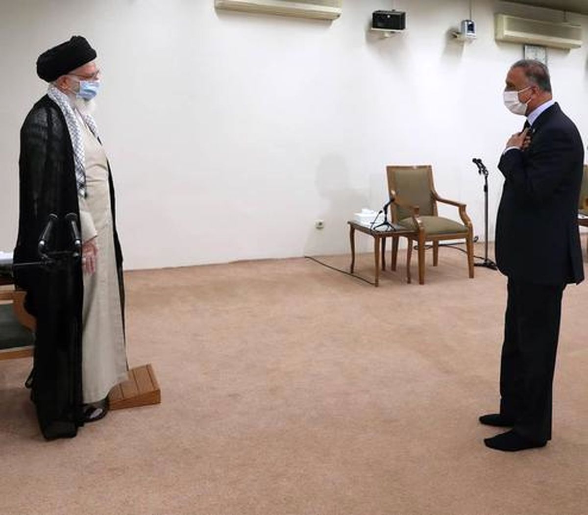 تصویری جالب از ادای احترام نخست وزیر عراق به رهبرانقلاب