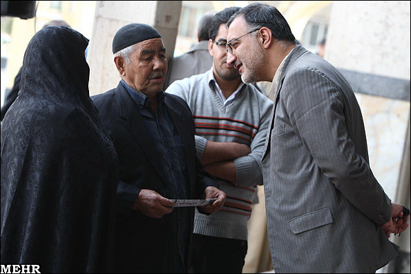 عکس/ دیدار چهره‌به‌چهره زاکانی با مردم