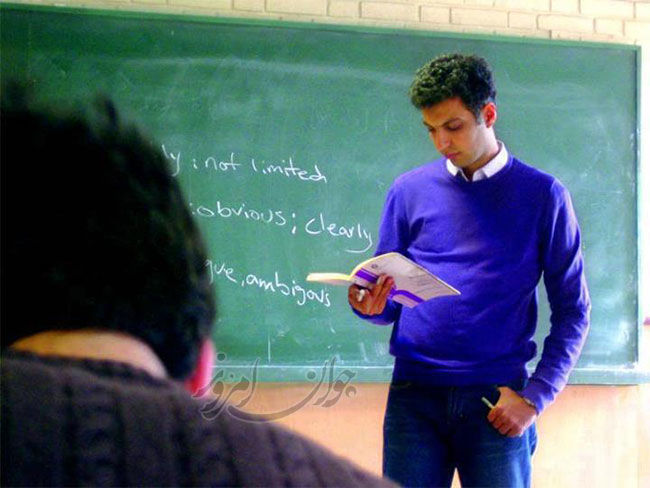 فردوسی پور در حال تدریس / عکس