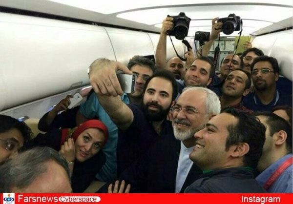 سلفی خبرنگاران با ظریف در هواپیما