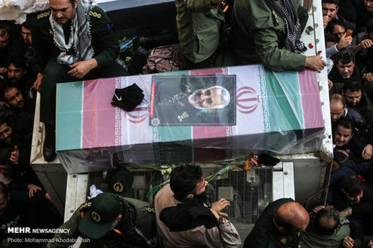 ورود پیکر مطهر سردار شهید سلیمانی به فرودگاه کرمان +فیلم