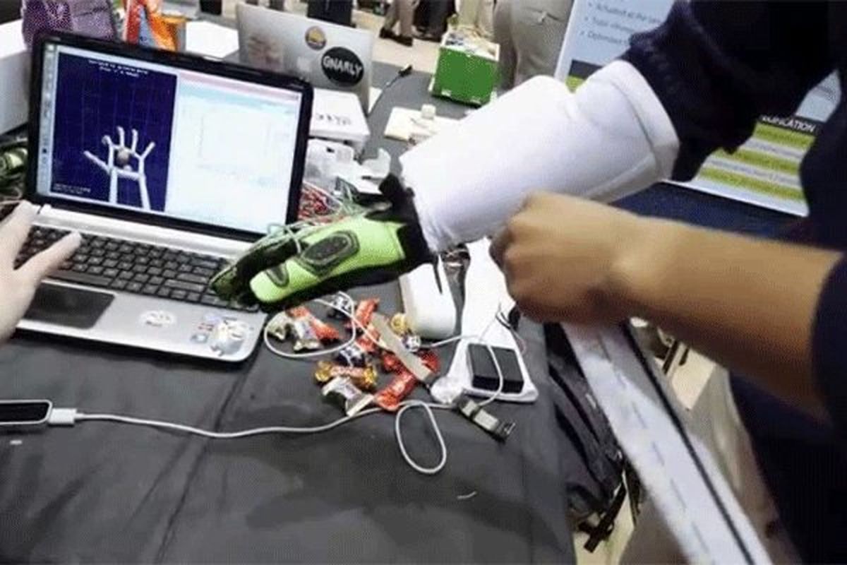 دستکشی برای ورود به دنیای مجازی/عکس