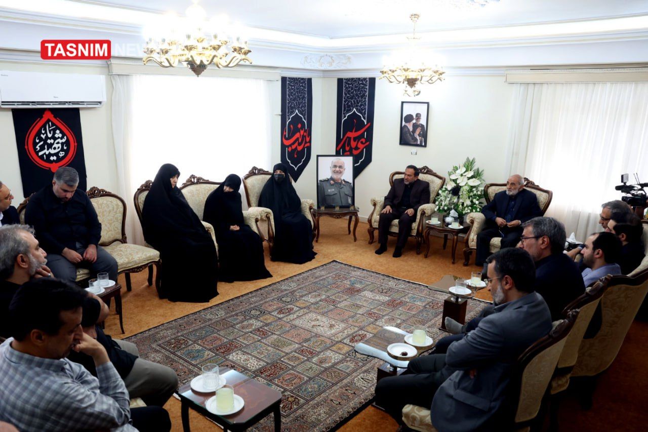 تصاویر: دیدار جمعی از مدیران رسانههای کشور با خانواده شهید سلامی