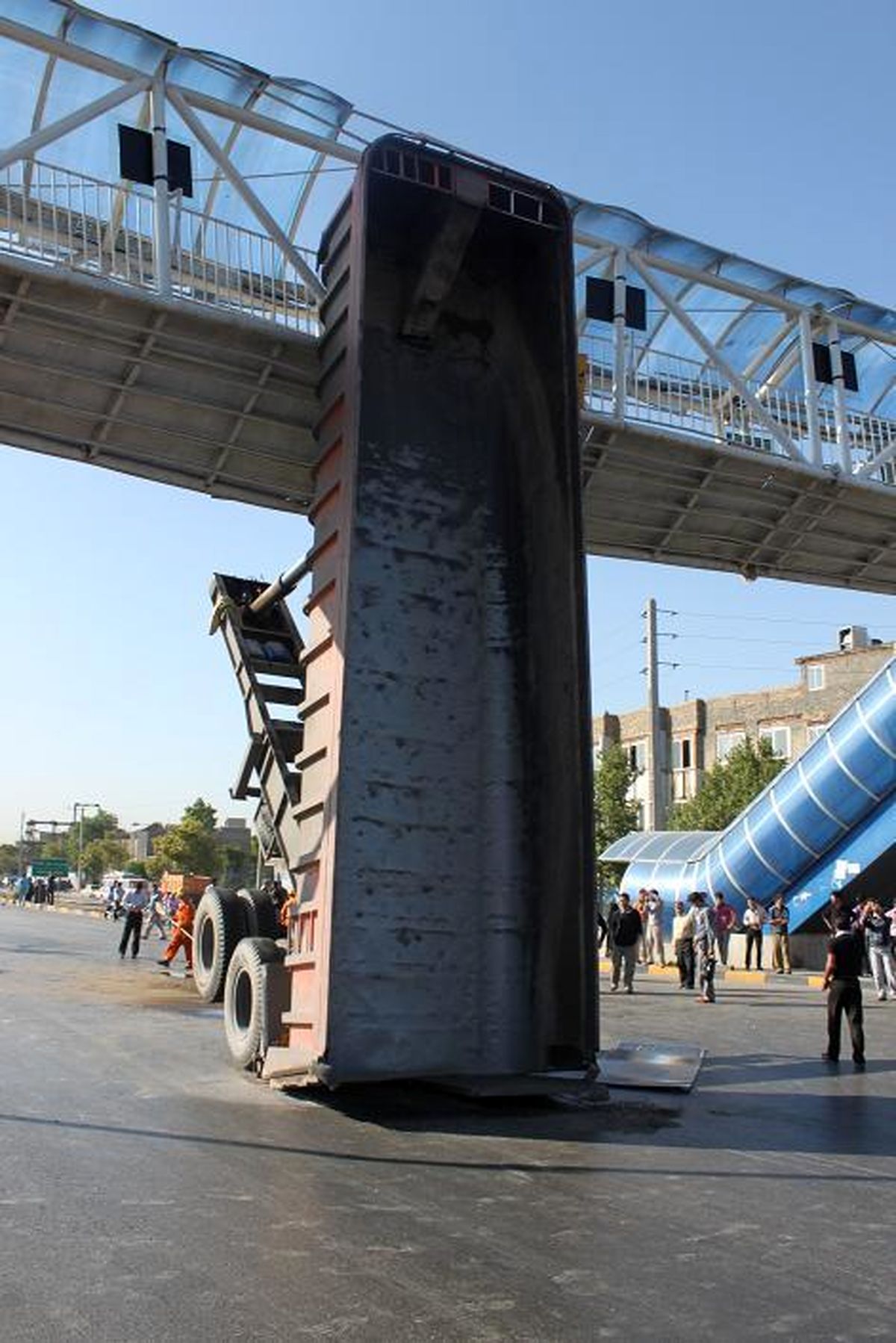 برخورد مرگبار تريلي با پل هوایی + عکس