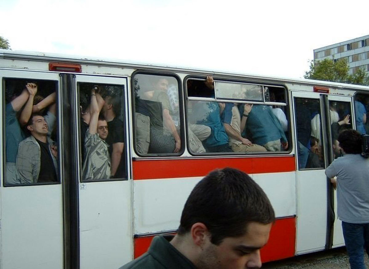 عکس/ تاحالا تو همچین اتوبوسی گیر افتادی؟