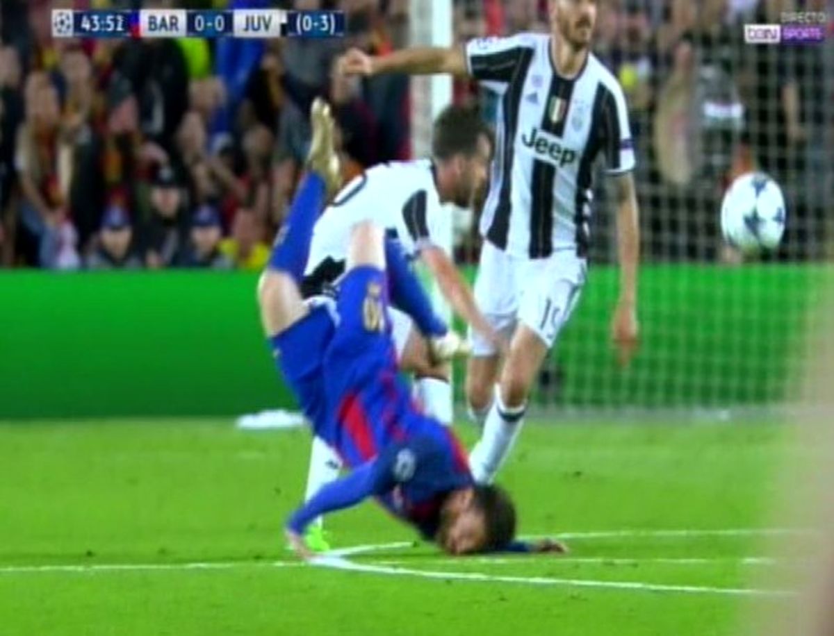 عکس: خطری که از سر مسی گذشت