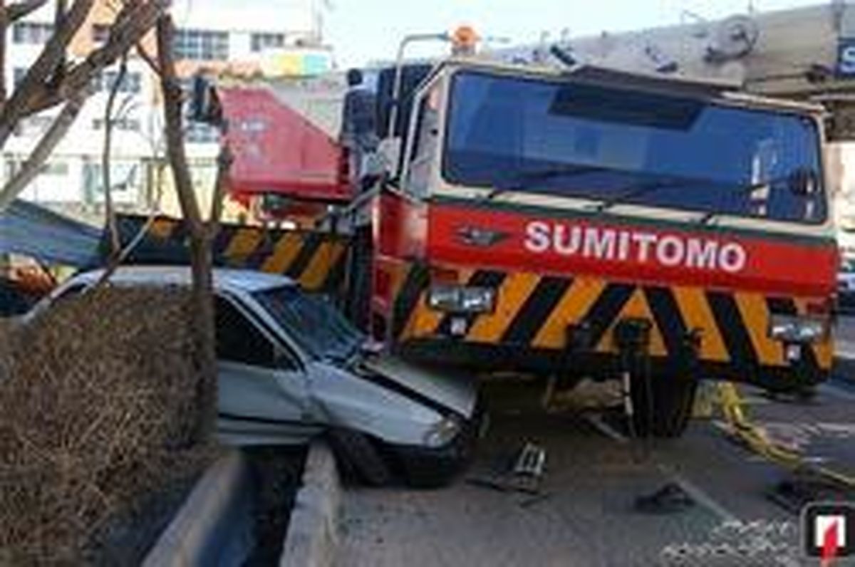 له شدن پراید زیر جرثقیل غول‌پیکر در سعادت‌آباد +تصاویر