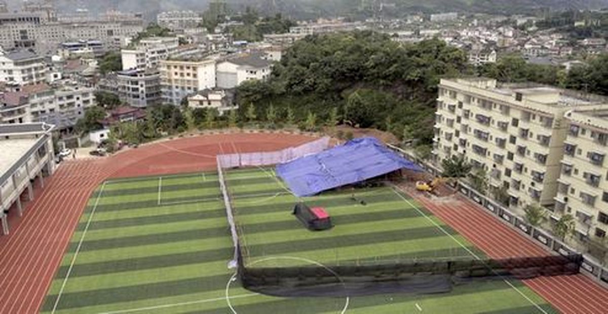 پیدا شدن اسکلت انسان در زمین فوتبال مدرسه! +فیلم