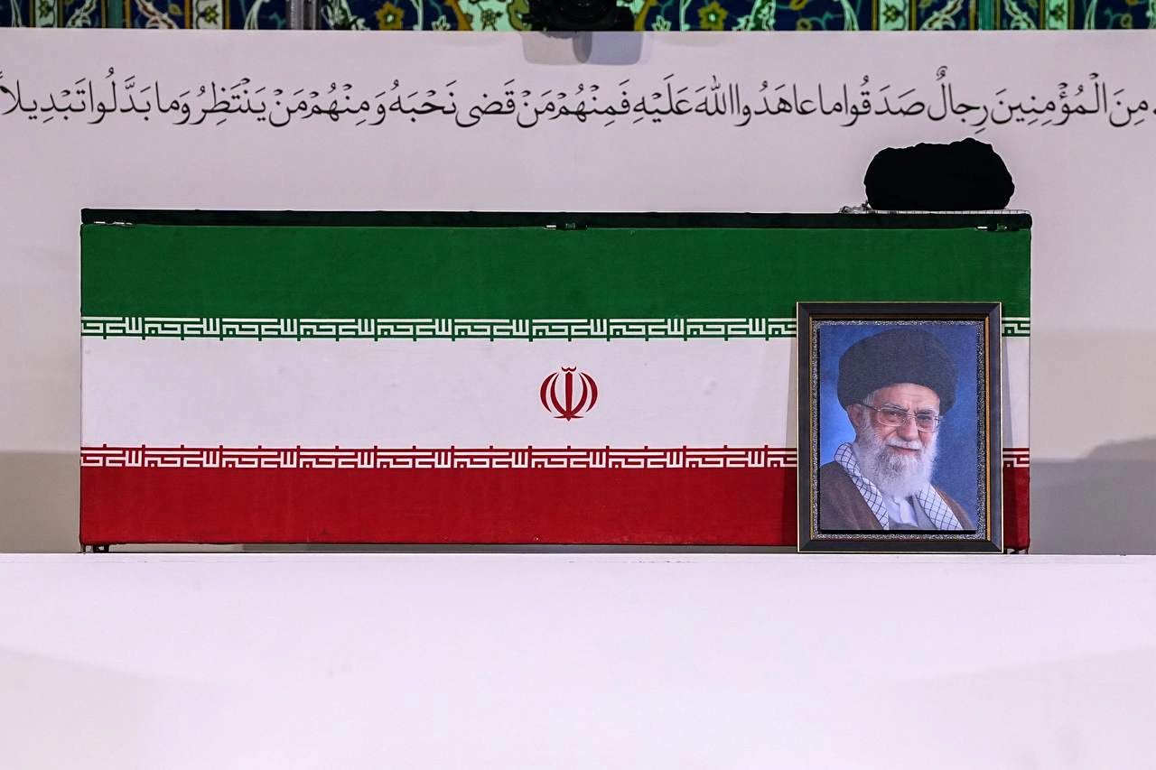 تصاویر: پیکر مطهر رهبر شهید و خانواده ایشان در مصلی تهران