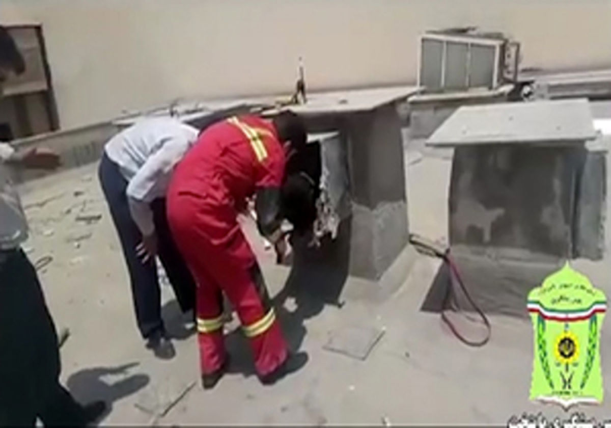 سارق نگون بخت در کانال کولر گیر افتاد +فیلم