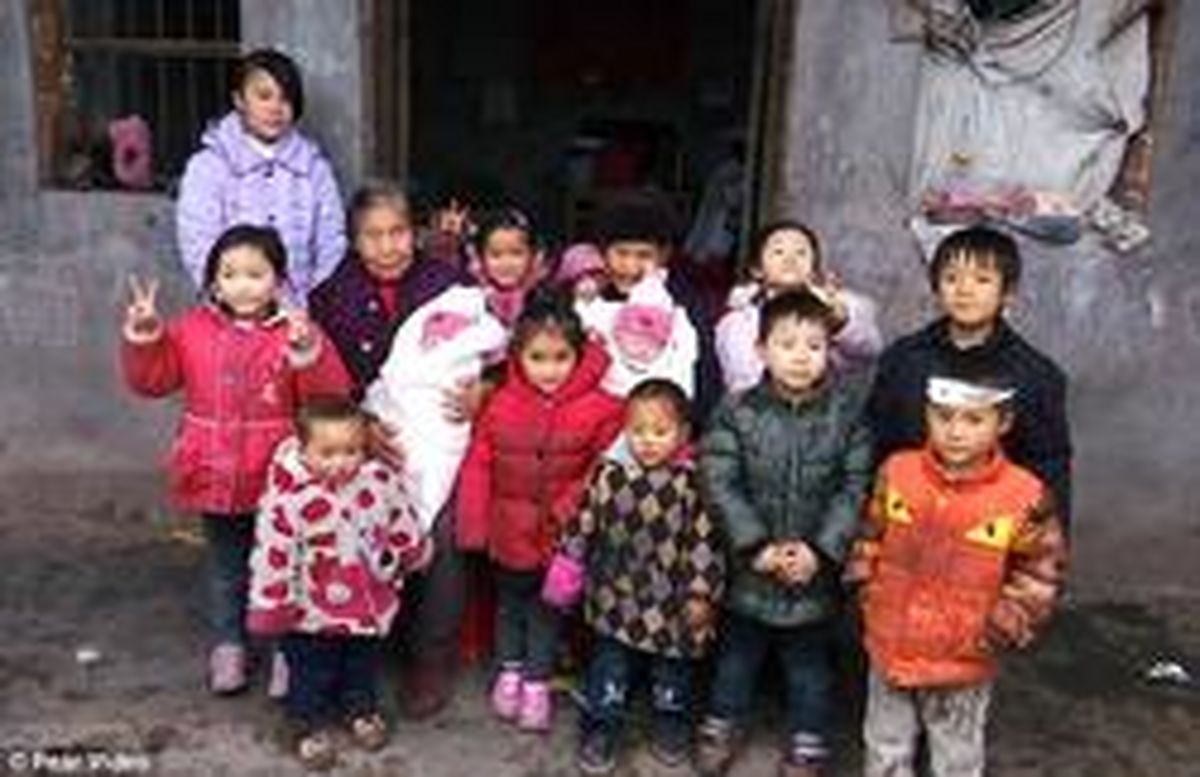 مراقبت مادربزرگ نابینا و پدربزرگ ناشنوا از ۱۲ نوه! +تصاویر