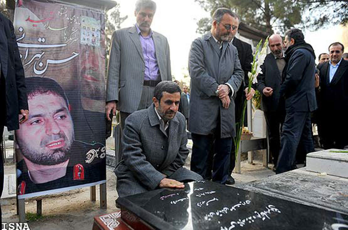 عکس/احمدی‌نژاد بر مزار شهید تهرانی‌مقدم