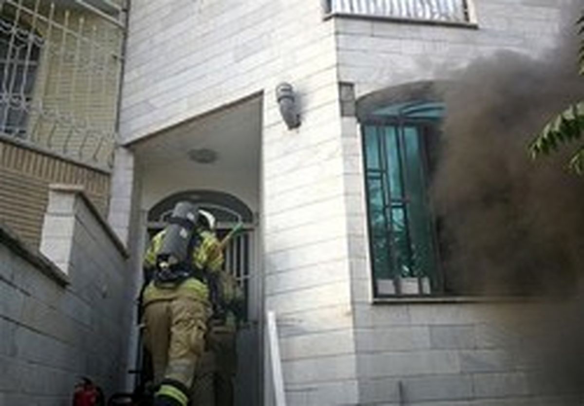 نجات ۱۱ ساکن ساختمان گرفتار شده میان دود غلیظ  +عکس