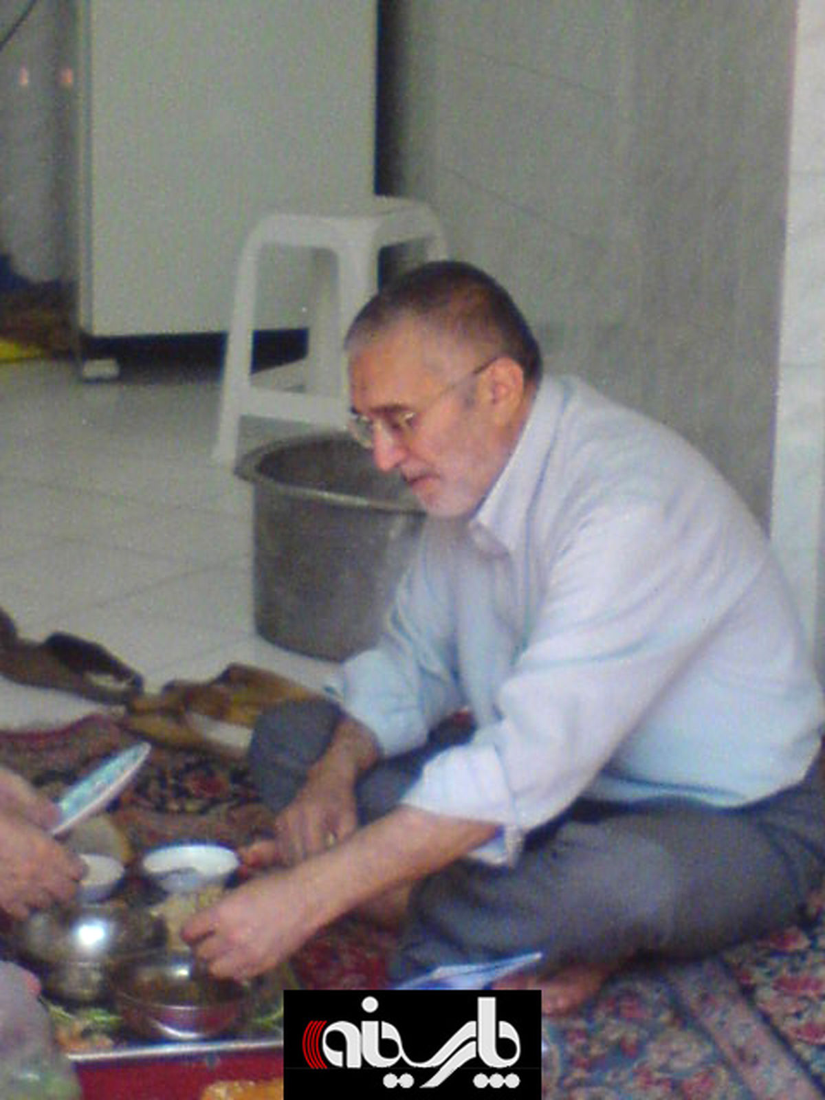 عکس/حاج منصور ارضی در حال دیزی خوردن