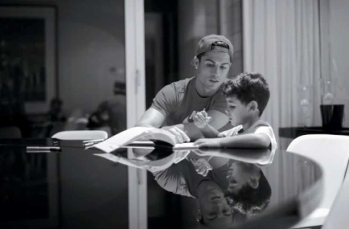 دیکته گفتن رونالدو به فرزندش!/عکس