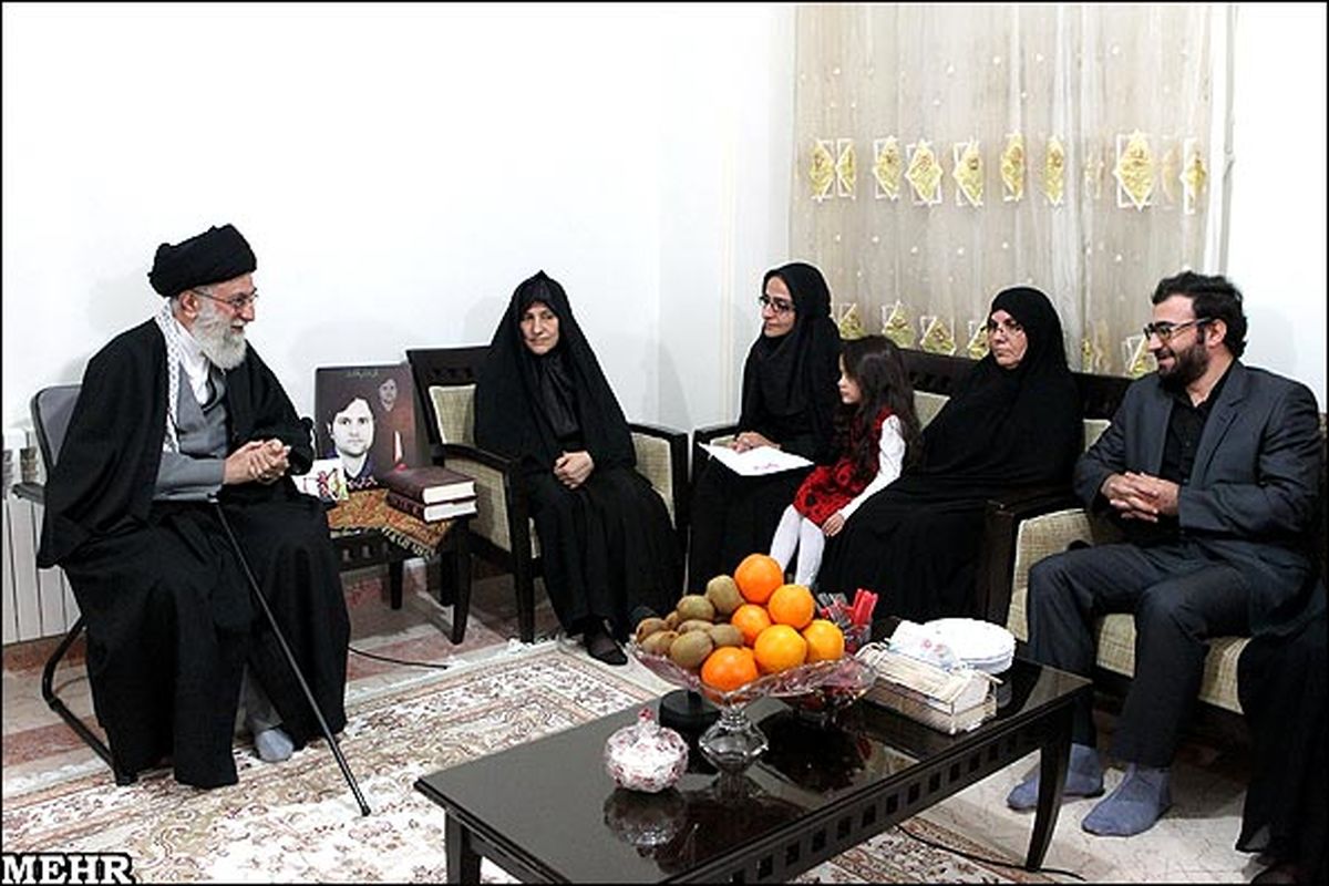 حاشیه دیدار رهبرانقلاب باخانواده شهید رضایی‌نژاد/یک بوس خوشمزه از پری!