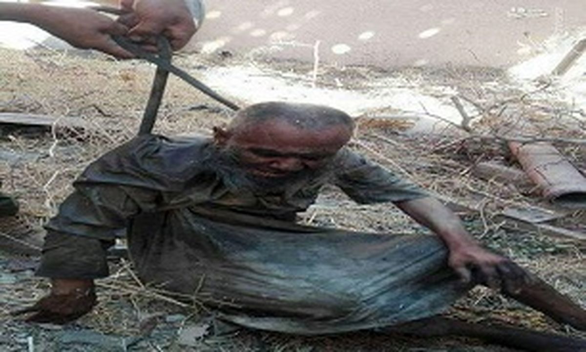 بیرون کشیدن داعشی از فاضلاب +عکس