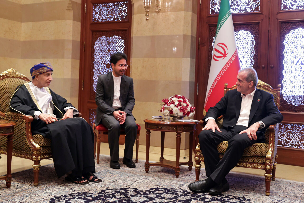 تأکید پزشکیان بر تقویت مناسبات ایران و عمان